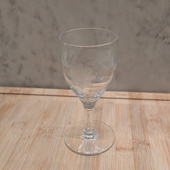 Vintage etched flower liqueur glass - Picture 1 of 7